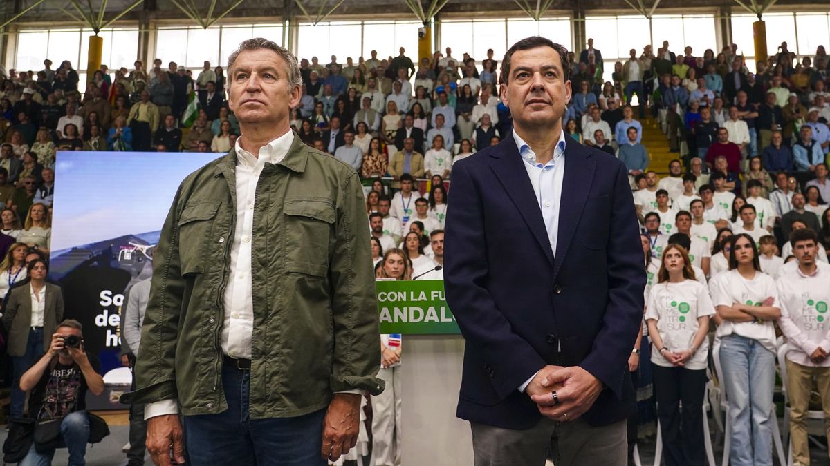 El presidente del PP, Nuñez Feijóo, y el candidato a la reelección como presidente de la Junta de Andalucía, Juanma Moreno, en un acto de campaña el domingo