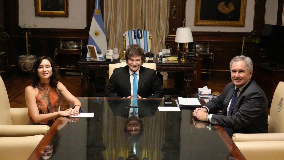 Javier Milei, el canciller Pablo Quirno y la presidenta de la Comunidad de Madrid y referente trumpista del PP, Isabel Díaz Ayuso, reunidos en Casa Rosada el 8 de enero de 2026.