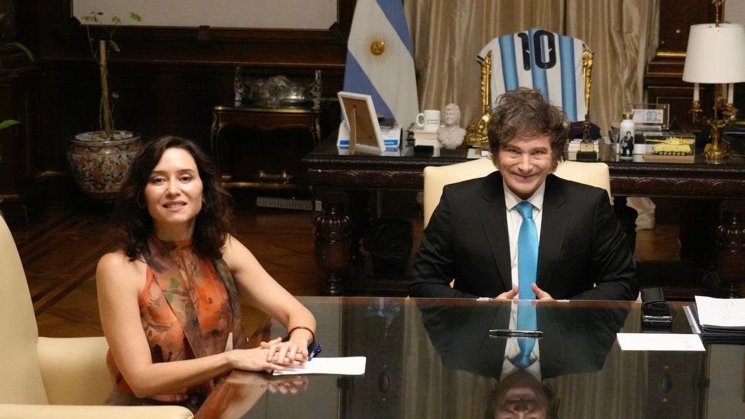 Javier Milei, el canciller Pablo Quirno y la presidenta de la Comunidad de Madrid y referente trumpista del PP, Isabel Díaz Ayuso, reunidos en Casa Rosada el 8 de enero de 2026.