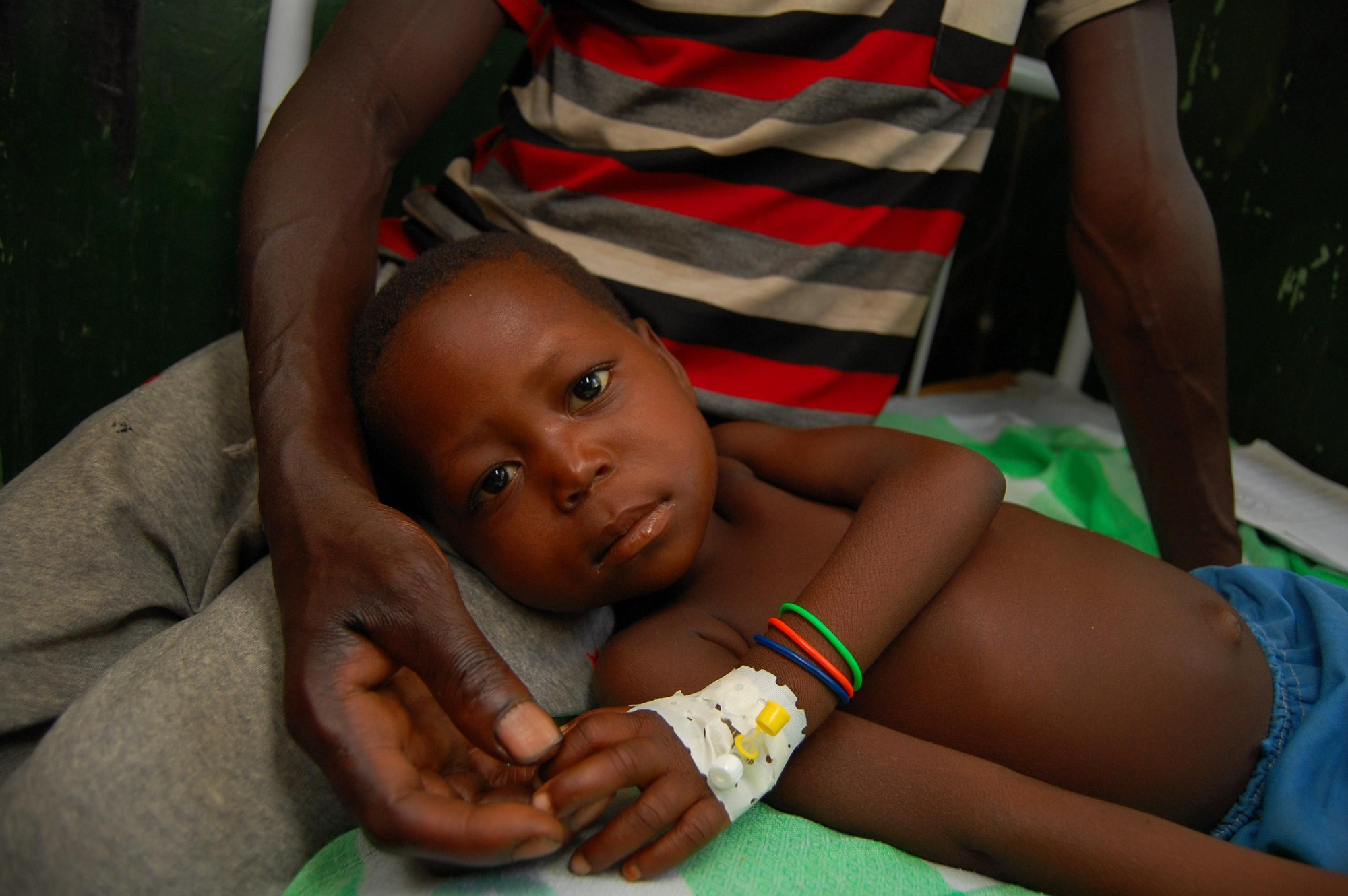 El chico de la imagen llegó a la clínica de Médicos Sin Fronteras con malaria grave. Necesitaba una transfusión porque padecía anemia. Su padre pudo donar sangre y tras la transfusión comenzó a recuperarse. Fotografía: Sandra Smiley/MSF