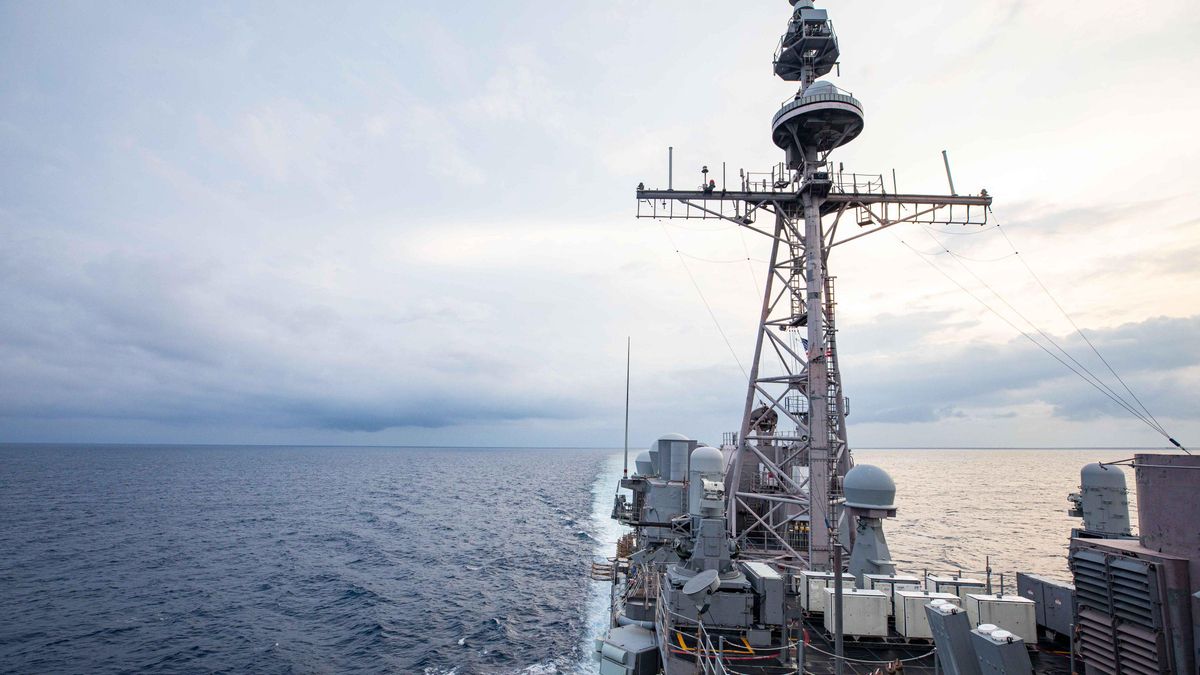 Una foto facilitada por la Marina de los Estados Unidos muestra al USS Chancellorsville (CG-62) realizando operaciones en aguas internacionales en el Estrecho de Taiwán
