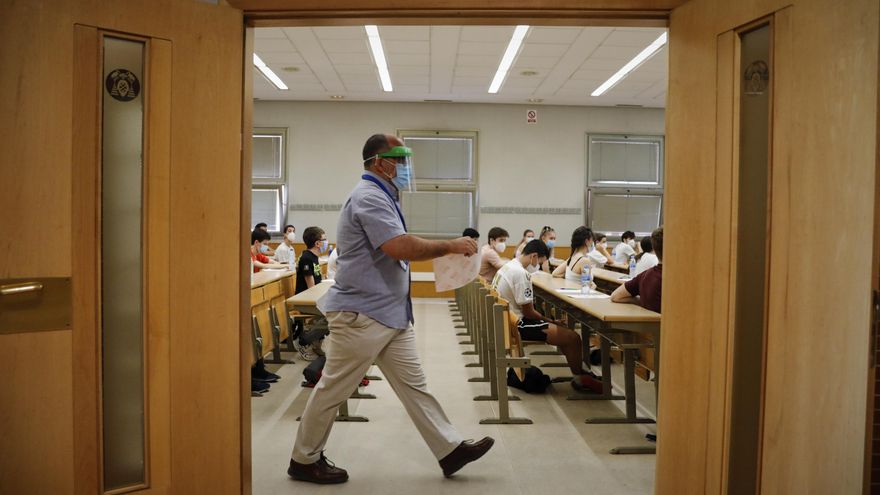 Archivo - Un grupo de estudiantes en un aula con medidas Covid