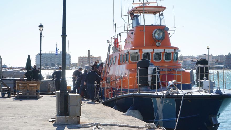 Tres niñas inmigrantes muertas y 14 rescatados en un naufragio en el Egeo oriental