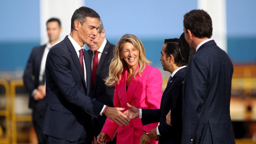 Pedro Sánchez saluda a Yolanda Díaz a su llegada a la ceremonia de la botadura de la fragata F-111, en el astillero de Navantia, en Ferrol, A Coruña.