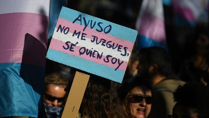 Alrededor de mil personas se manifiestan en Madrid contra los recortes de Ayuso en derechos LGTBI