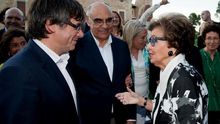 Carmen Mateu saluda a Carles Puigdemont en presencia de Salvador Alemany