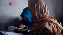 Solicitantes de asilo afganas en el colegio para refugiados de Cisarua (Indonesia)