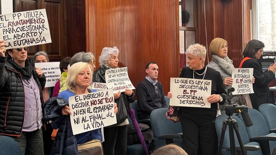 Mujeres de colectivos sociales y feministas, durante el pleno de marzo, protestan por la jornada antiaborto en Santander.