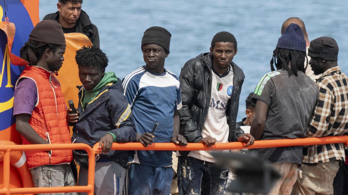 Salvamento rescata dos embarcaciones cerca de Canarias con más de 150 migrantes, una de ellas semihundida