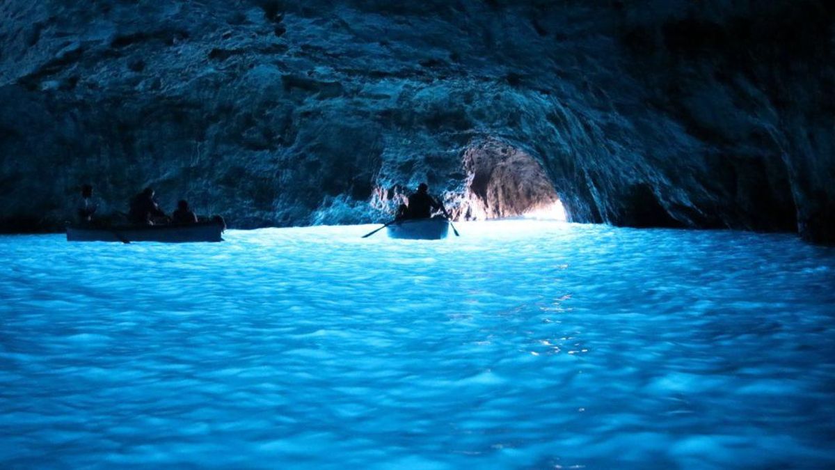 La cueva donde el mar parece brillar desde dentro: los secretos de la Gruta Azul de Capri
