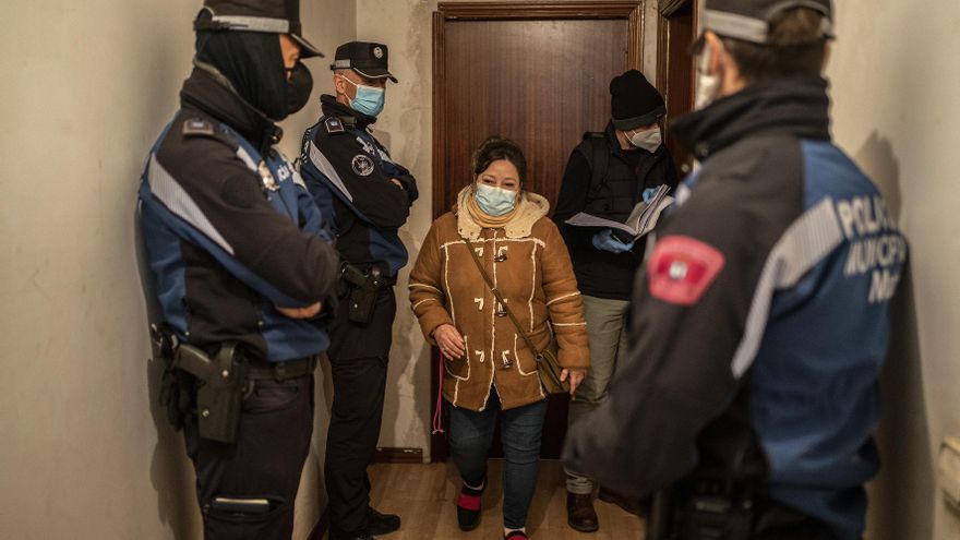 Una de las habitantes del edificio desahuciado en la calle Luna en Madrid.
