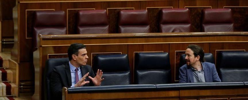 Sánchez e Iglesias charlan en el hemiciclo del Congreso.