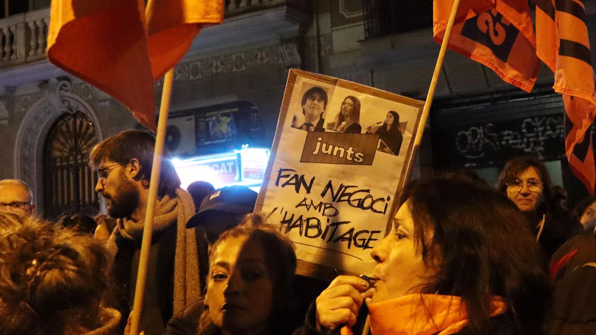 Los colectivos por la vivienda protestan en la sede de Junts en Barcelona por su rechazo a la moratoria de desahucios