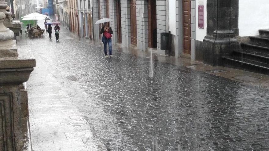 Alerta por lluvias en las islas occidentales y por calima en las orientales este lunes