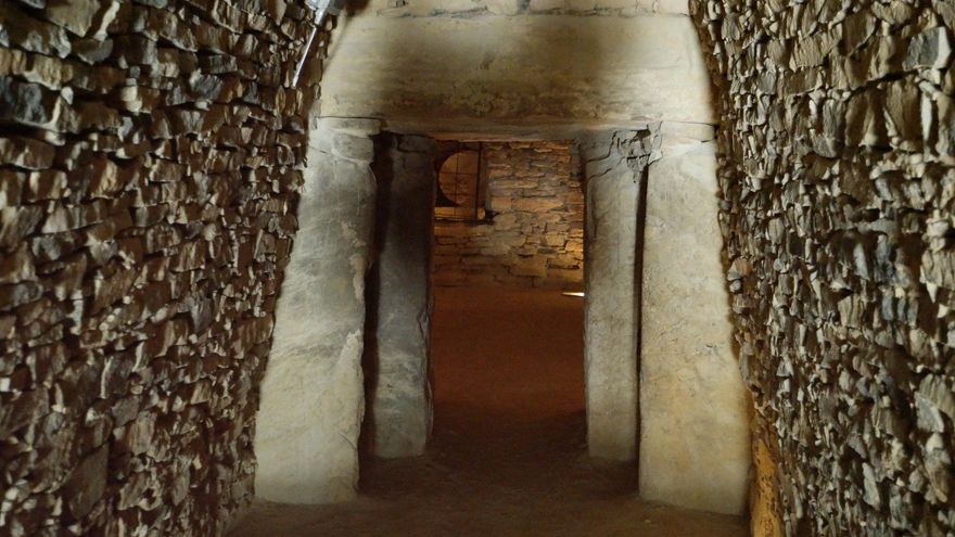 Dintel de entrada a la cámara principal del Tholos de El Romeral.