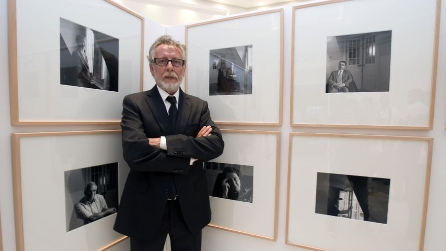 Pablo Hojas junto a algunos de sus retratos en la UIMP.