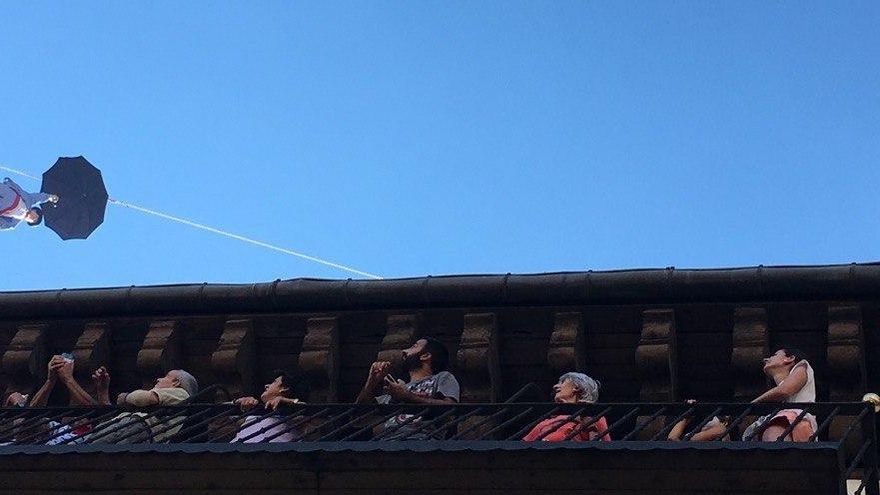 Vitorianos presencian desde un balcón la bajada de Celedón