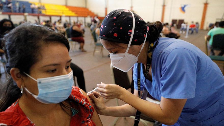 Crecen las certezas de que una tercera dosis general de la vacuna es innecesaria a pesar de la presión de las farmacéuticas