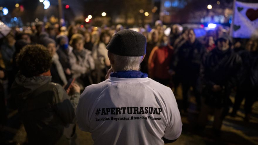 Un manifestante en defensa de la sanidad pública en la concentración a las puertas del centro de salud Marqués de Valdavia, Alcobendas.