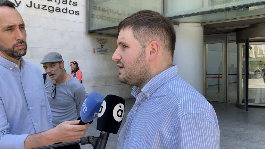 El condenado, con boina, trata de acercarse al fiscal Héctor Melero tras la celebración de la vista.