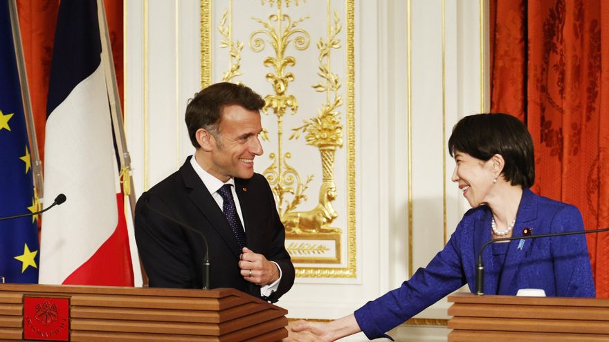 TOKIO (Japón), 1 de abril de 2026.- El presidente francés, Emmanuel Macron (izq.), y la primera ministra japonesa, Sanae Takaichi, se dan la mano durante una rueda de prensa conjunta en la residencia oficial del Palacio de Akasaka en Tokio. Macron se encuentra de visita oficial en Japón. (Francia, Japón, Tokio) EFE/EPA/FRANCK ROBICHON/POOL
