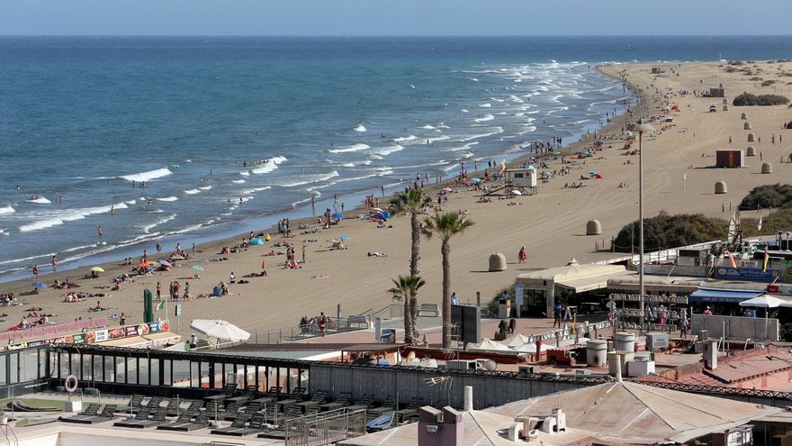 Bonos para canarios y a la espera del turismo peninsular para resistir en julio con un 60% de la planta hotelera abierta