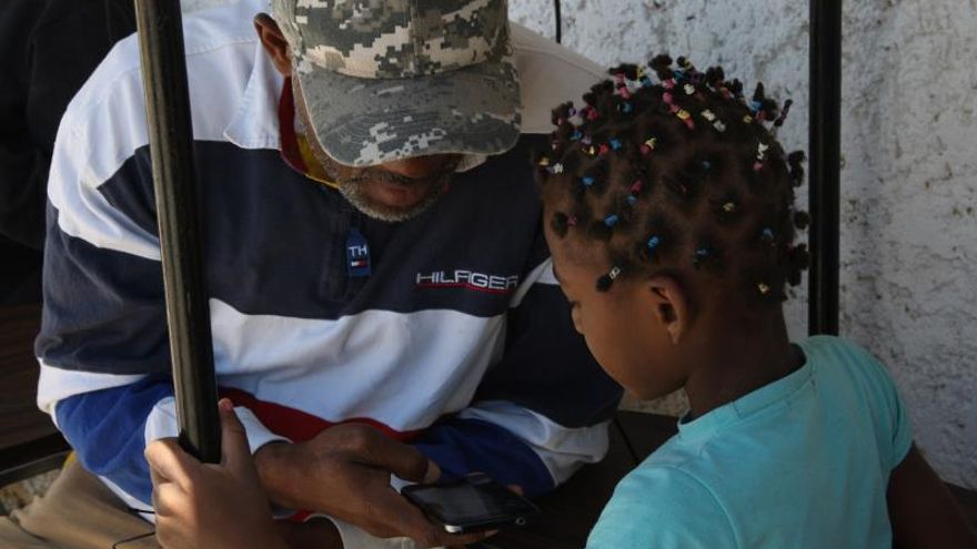 Separada de nietas y humillada, la triste espera de abuela migrante en EE.UU