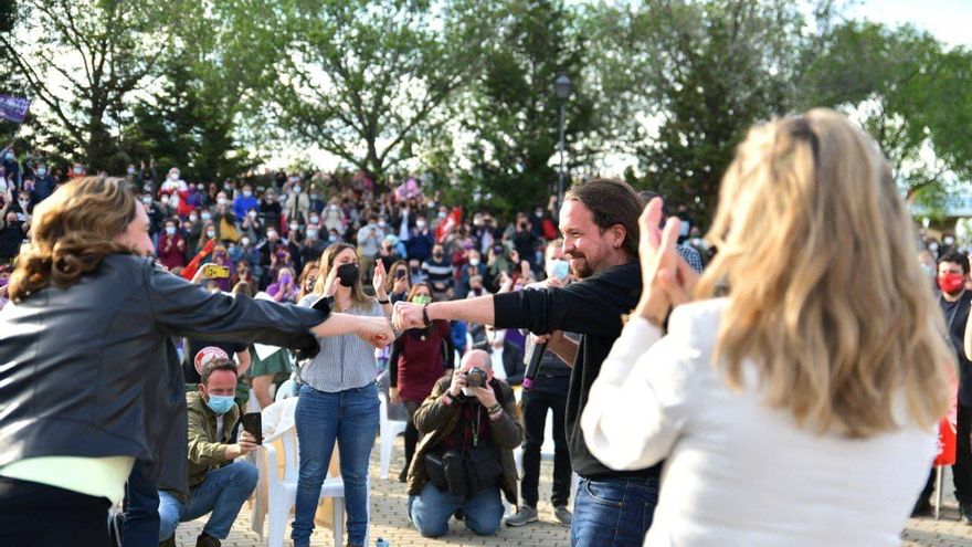 Pablo Iglesias saluda a Ada Colau en el cierre de campaña de Unidas Podemos.