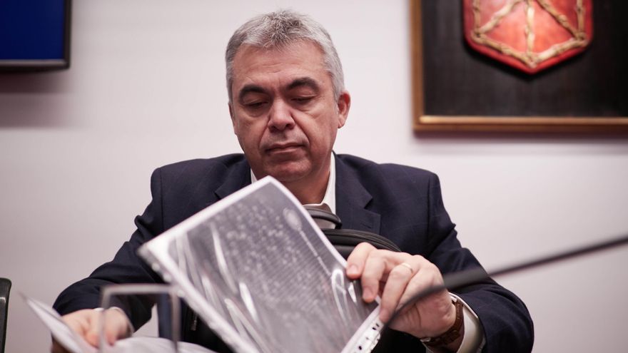 El exsecretario de organización del PSOE Santos Cerdán comparece en la Comisión de Investigación sobre adjudicaciones públicas del Parlamento de Navarra.