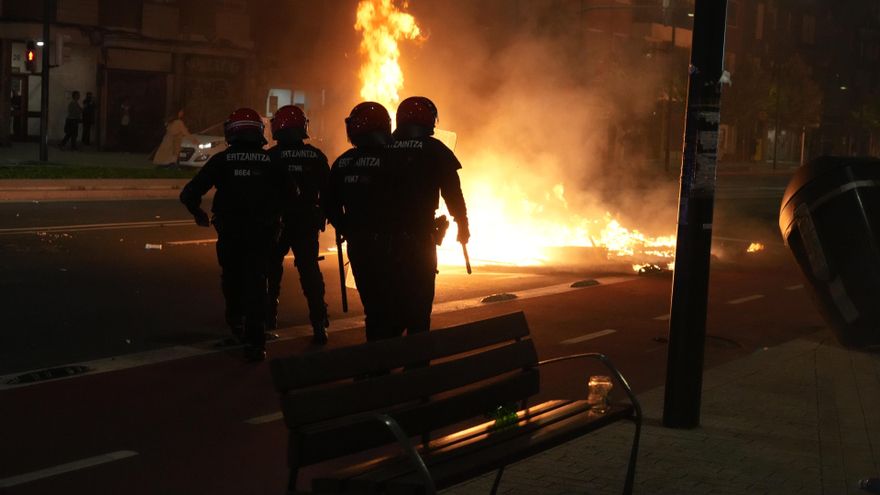 La Ertzaintza admite que tardó "catorce minutos" en intervenir para sofocar los graves disturbios de Bilbao