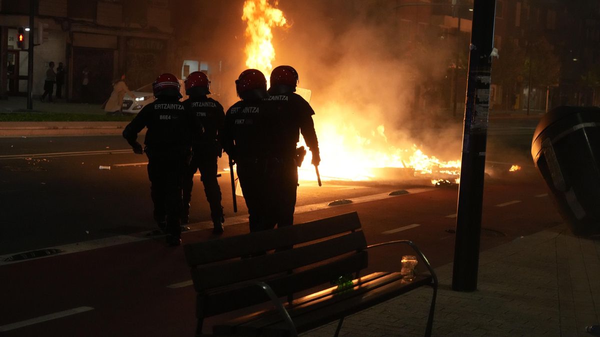 La Ertzaintza admite que tardó "catorce minutos" en intervenir para sofocar los graves disturbios de Bilbao