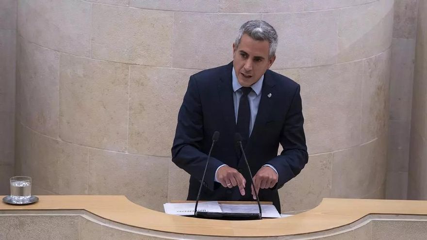 El PSOE pide el cese inmediato del consejero de Salud de Cantabria: "El PP confunde pacientes con clientes"