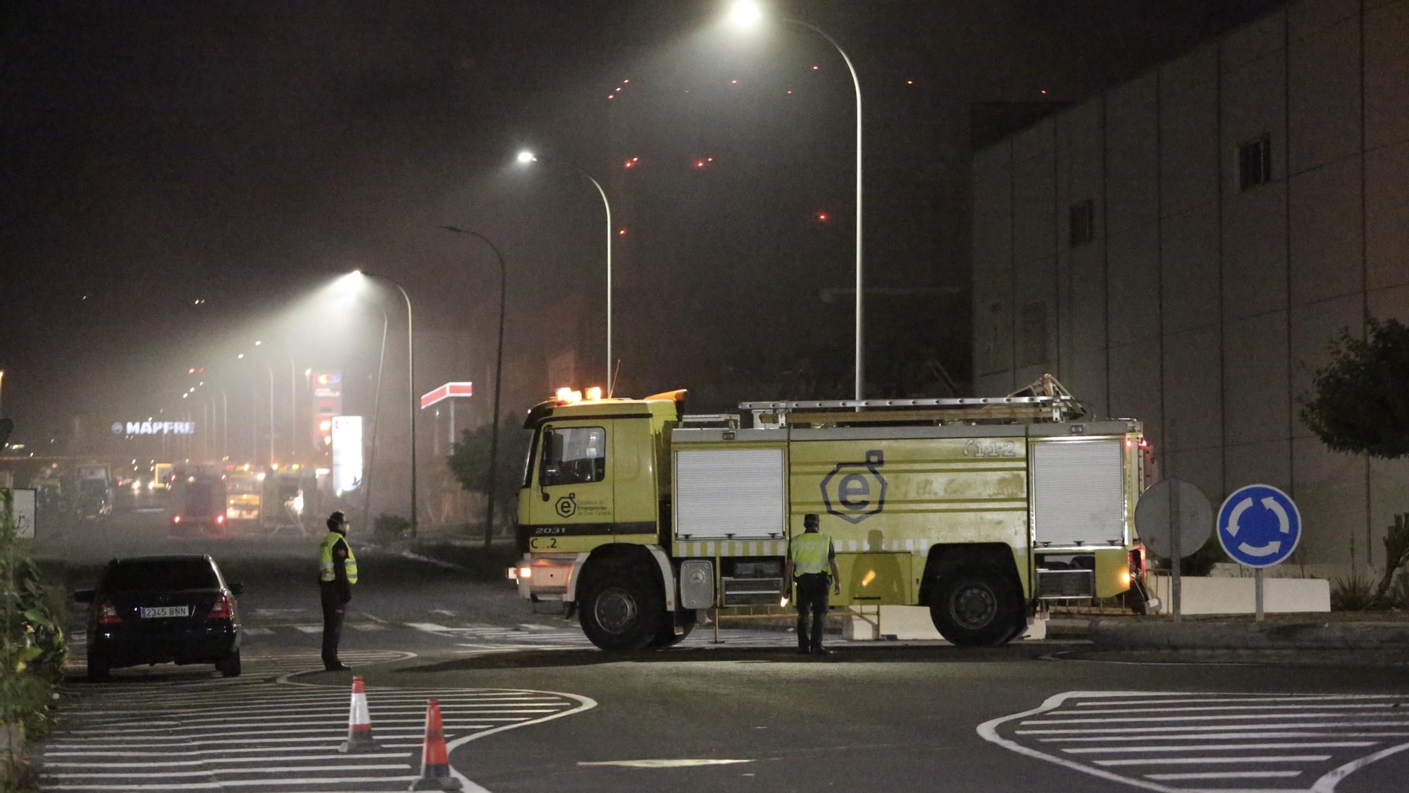 Camión de bomberos en la zona del incendio de Arinaga.