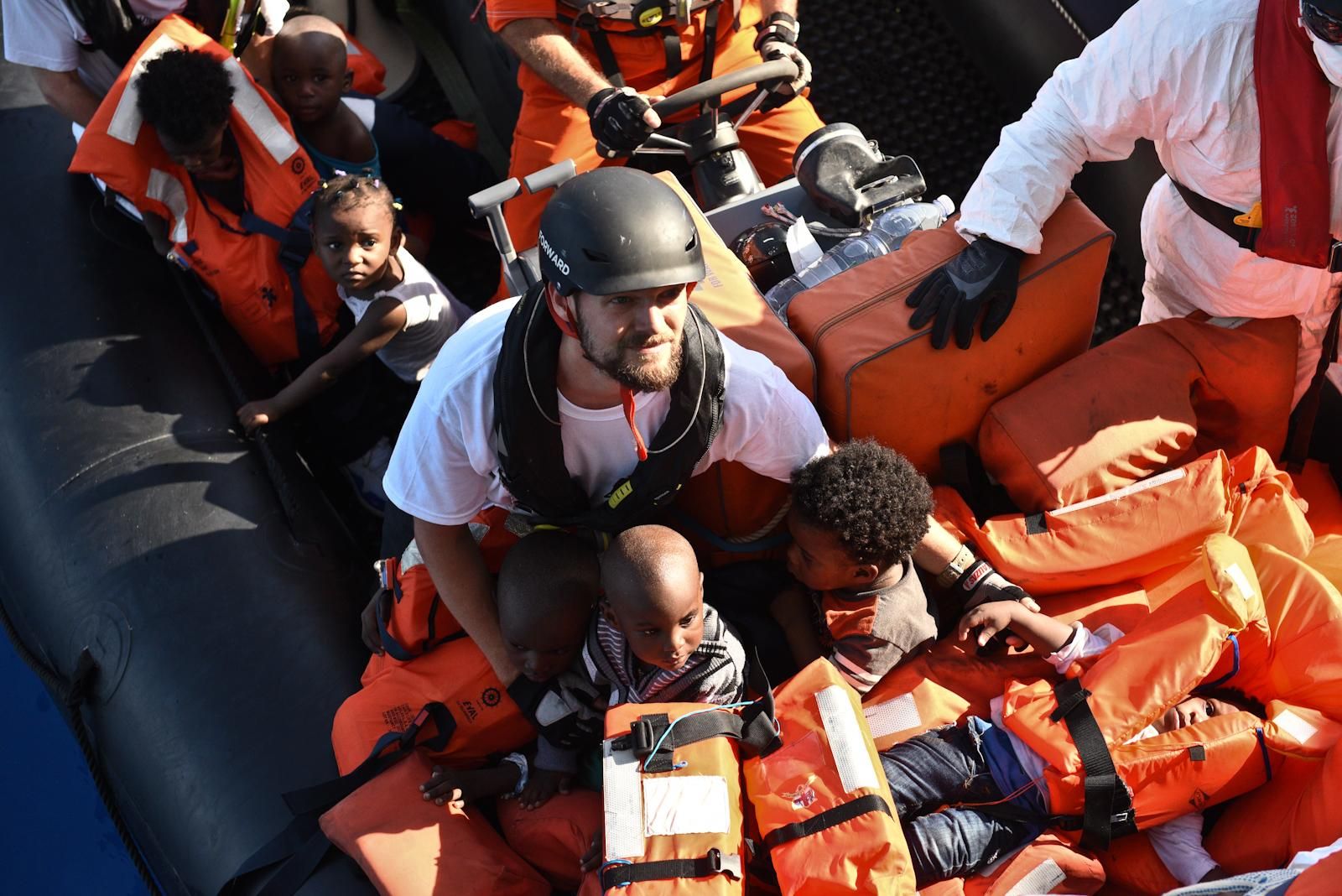El coordinador de MSF en el Bourbon Argos, Sebastian Stein, durante una operación de rescate en el Mediterráneo. En el bote viajaban hacinadas 140 personas, 18 de ellas niños. “El rescate fue un ejemplo evidente de los enormes riesgos que las personas que huyen de la violencia tienen que afrontar” afirma, Stein. Fotografía: Sara Creta/MSF.