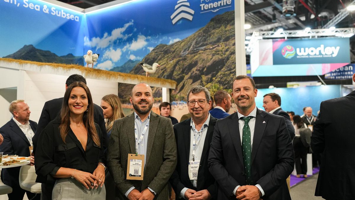 Representantes de Puertos de Tenerife junto a David García Jurado.