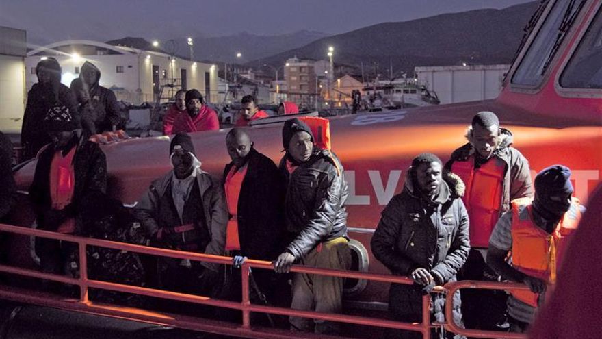 Llegan a Motril los 52 migrantes rescatados cerca de la isla de Alborán