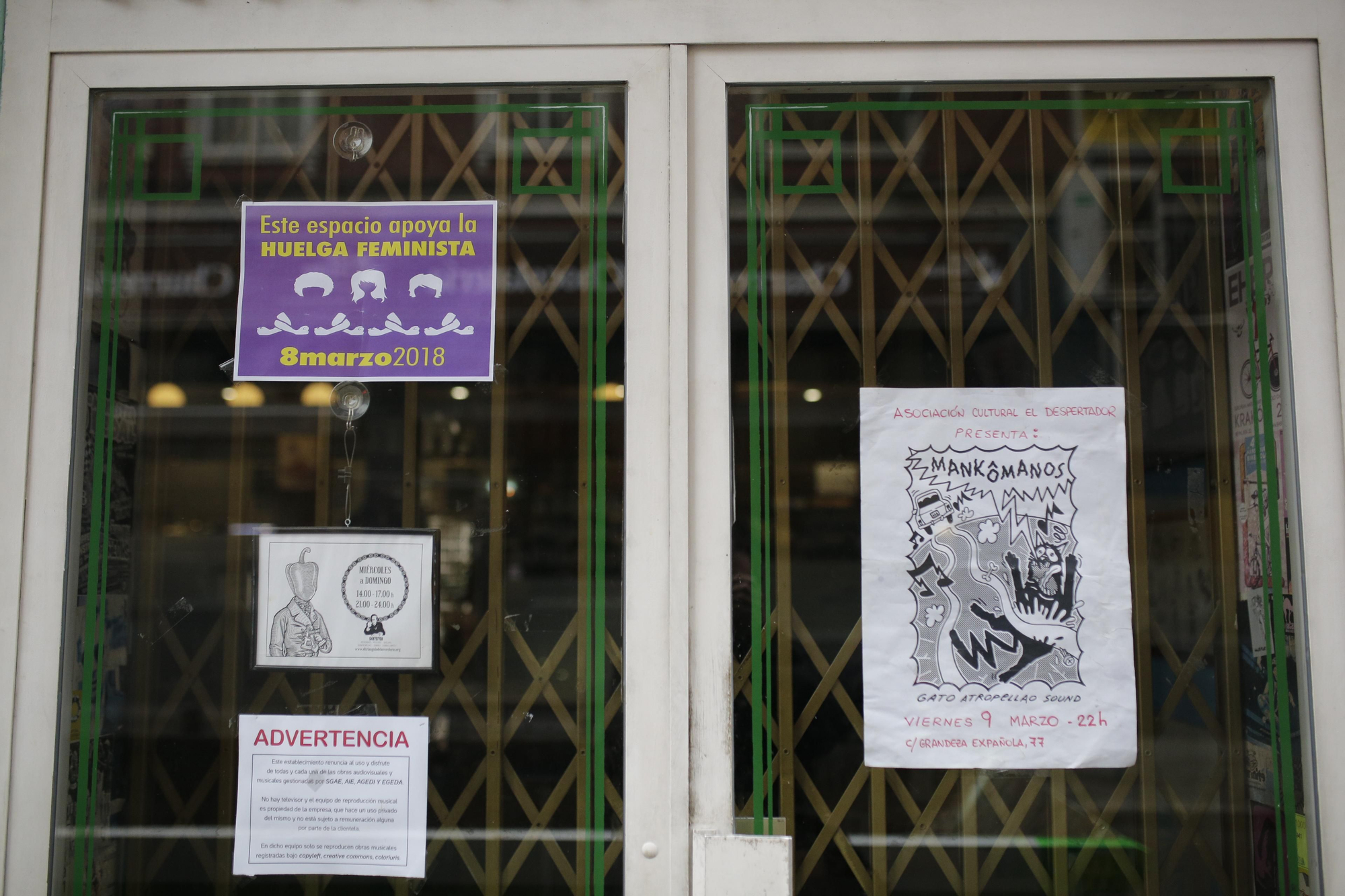 Cartel feminista en la puerta de un comercio