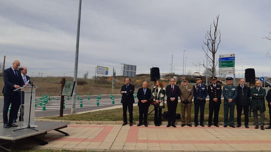 Presencia de autoridades y cuerpos de seguridad en la inauguración y homenaje a sanitarios en León.