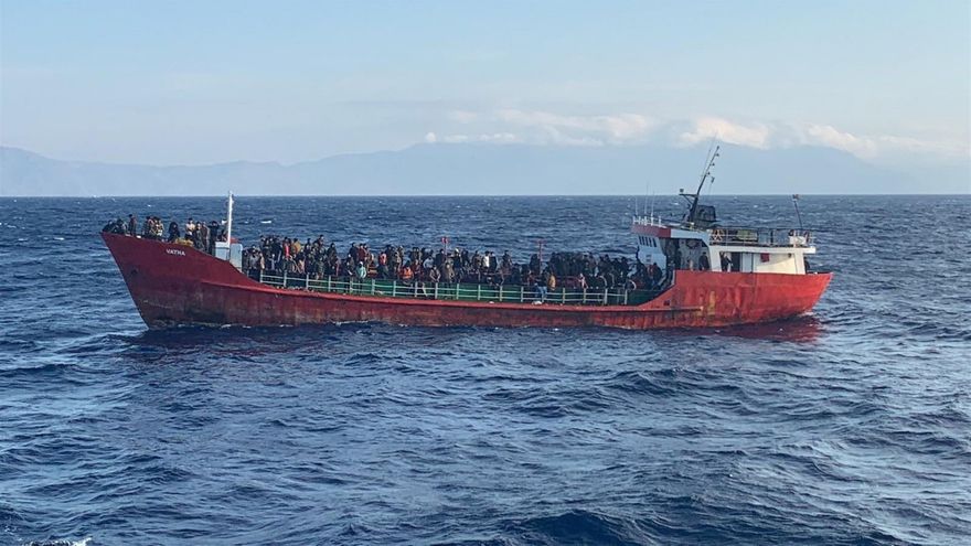Los 400 migrantes del barco interceptado están en la isla griega de Kos