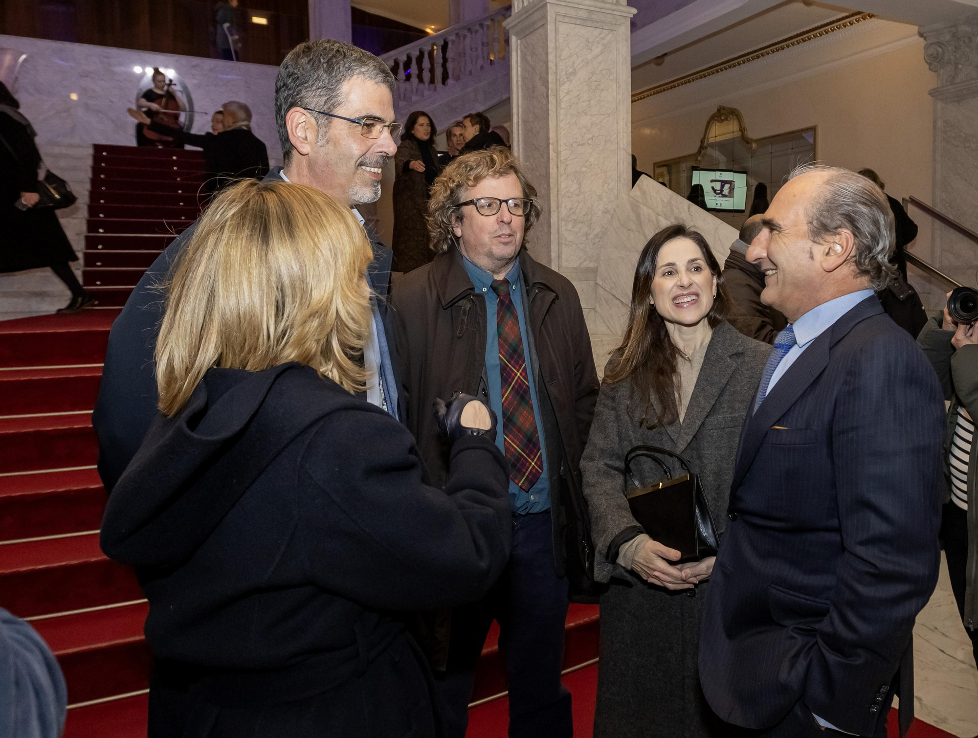 Eduardo Chillida Belzunce, hijo del escultor, a la derecha de la imagen, con otros asistentes al acto