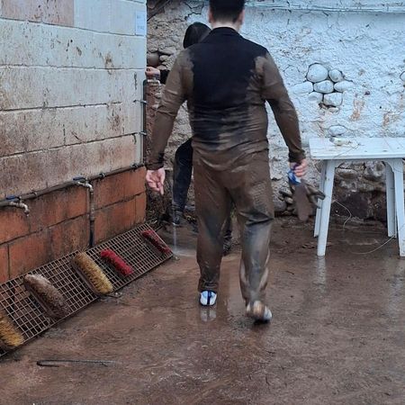 Los jugadores llenos de barro tras entrenar en el campo de fútbol de Nájera