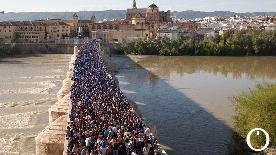 La marea azul toma el Puente Romano en un acto por la Capitalidad Cultural 2016