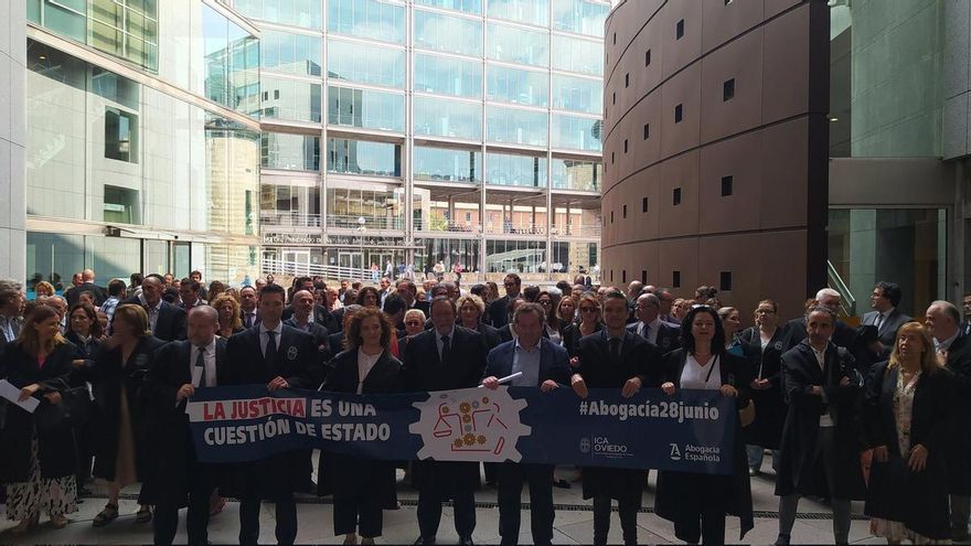 La concentración fue multitudinaria ante la sede de la Audiencia Provincial.