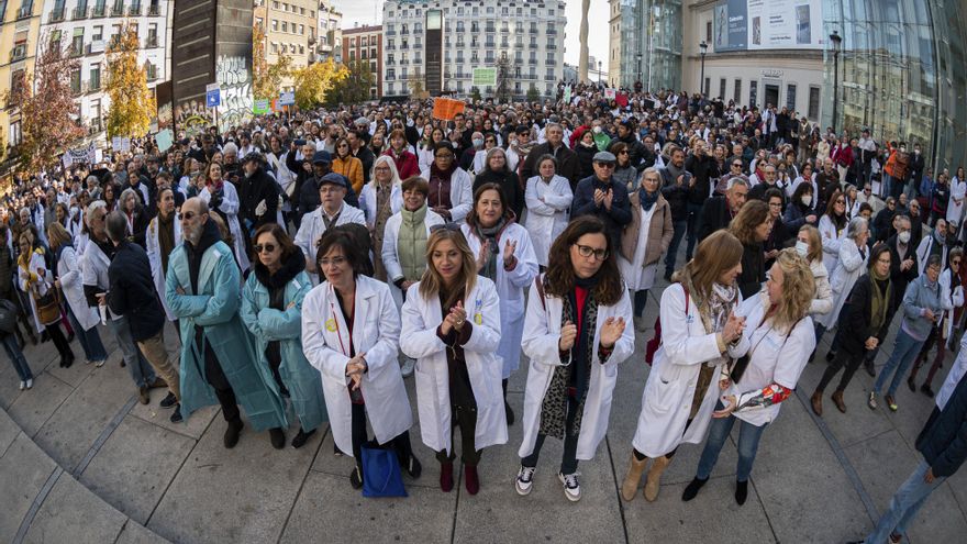 El colapso en Atención Primaria aumenta las listas de espera de la sanidad privada: "No hago hospitales para pasar consulta"
