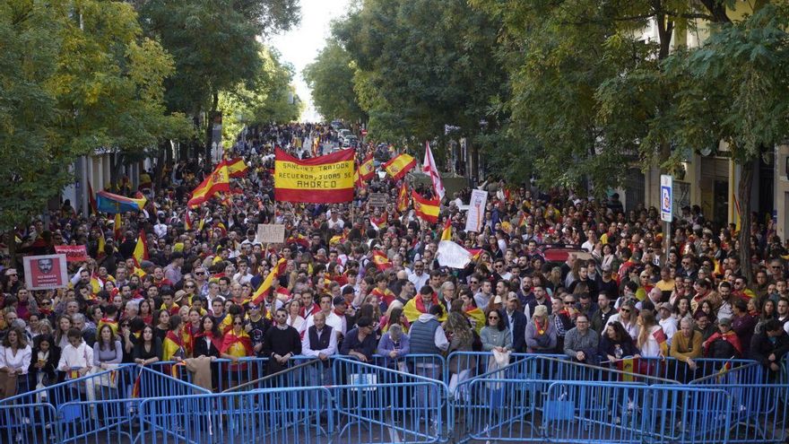 Protesta en Ferraz tras la manifestación del PP contra la amnistía.