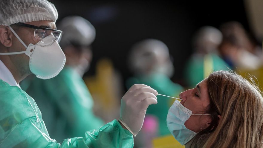 Una mujer se realiza un prueba para detectar la covid-19 en un puesto en Río de Janeiro, en una fotografía de archivo.