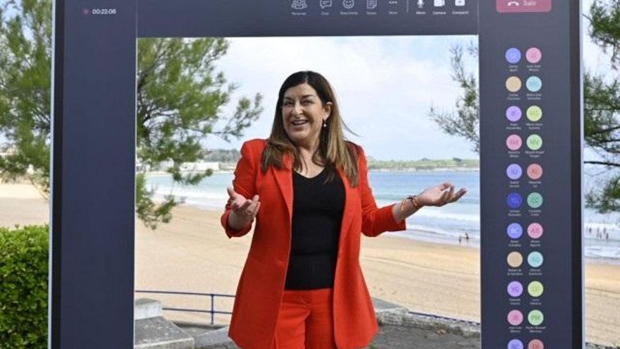 La presidemta del PP de Cantabria y candidata, María José Sáenz de Buruaga, presentando su propuesta de teletrabajo