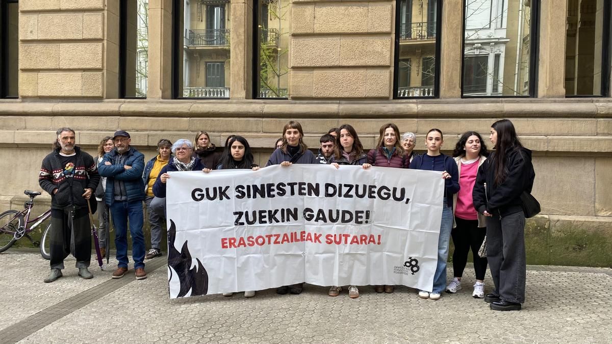 Miembros de Oiartzungo Asanblada Feminista y exalumnas del acusado protestan en su contra antes de la vista