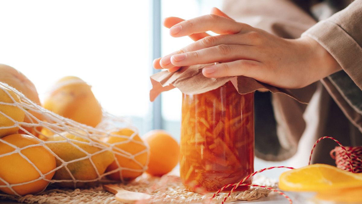 Para qué sirve mezclar cáscaras de naranjas con vinagre blanco y cómo lo puedes utilizar en casa