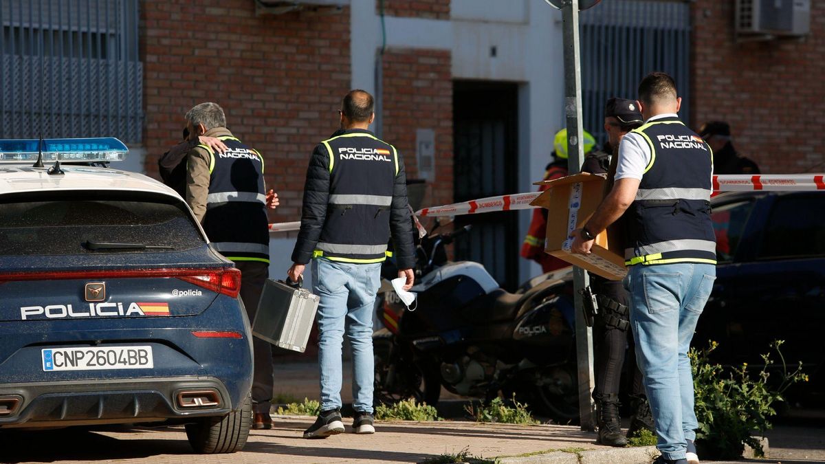 La Policía Nacional intenta desalojar y detener a un hombre que se ha atrincherado con un cuchillo